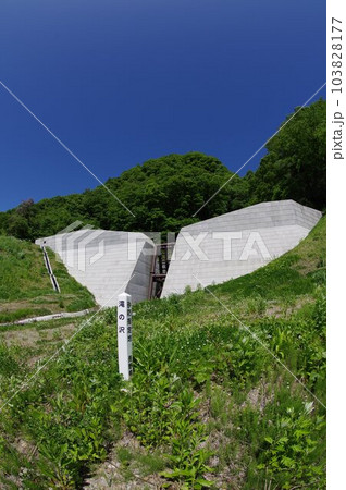 信州　小谷村の砂防施設　滝の沢砂防堰堤　標準的な鋼製スリット堰堤 103828177