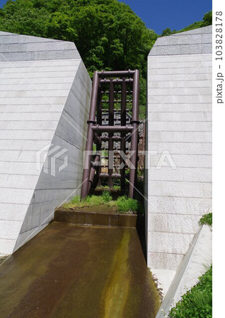 信州 小谷村の砂防施設 滝の沢砂防堰堤 標準的な鋼製スリット堰堤 信州 小谷村の砂防施設 滝の沢砂防堰堤 標準的な鋼製スリット堰堤 103828178