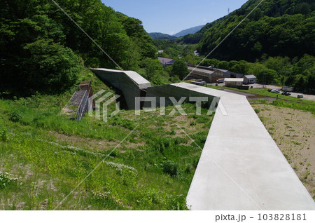 信州 小谷村の砂防施設 滝の沢砂防堰堤 標準的な鋼製スリット堰堤 信州 小谷村の砂防施設 滝の沢砂防堰堤 標準的な鋼製スリット堰堤 103828181