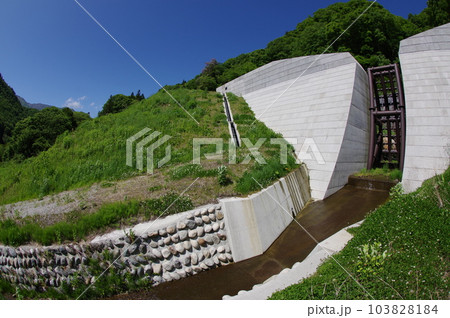 信州　小谷村の砂防施設　滝の沢砂防堰堤　標準的な鋼製スリット堰堤 103828184