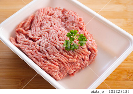 食品トレーに入った豚ひき肉 食品トレーに入った豚ひき肉 103828185