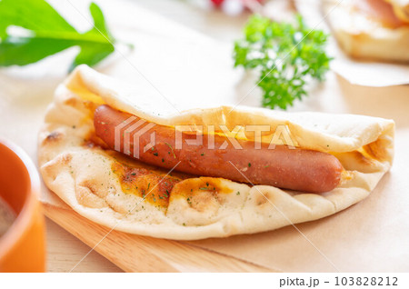 ナン生地にウインナーのラップサンド 103828212