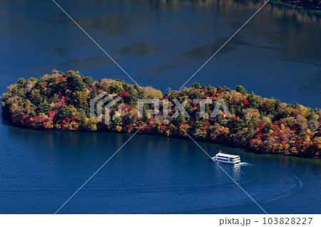 奥日光・社山稜線から見る紅葉の中禅寺湖と八丁出島 奥日光・社山稜線から見る紅葉の中禅寺湖と八丁出島 103828227