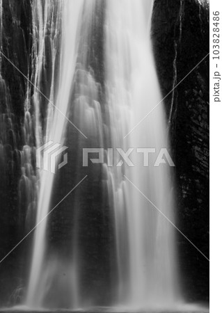 水墨画みたいな滝 モノクロの写真素材 [103828486] - PIXTA