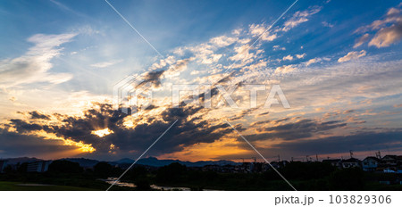 夏 夕焼けと川の風景 夏 夕焼けと川の風景 103829306