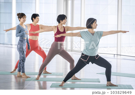 ヨガのレッスンを受ける女性たち 103829649