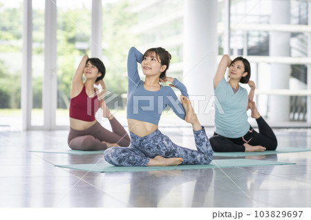 ヨガをする若い女性たち　鳩のポーズ 103829697