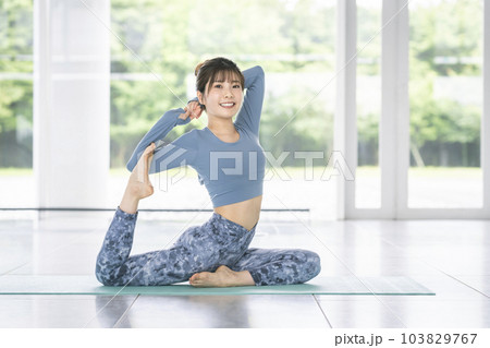 ヨガをする女性　鳩のポーズ 103829767