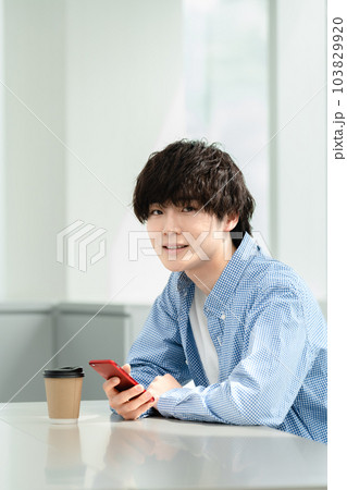 スマホを操作する若い男性 スマホを操作する若い男性 103829920