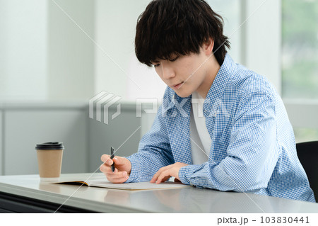 講習を受講する若い男性 講習を受講する若い男性 103830441