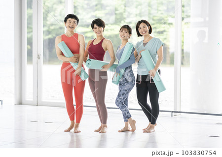 ヨガマットを持った4人の女性　カメラ目線で笑顔のポートレート 103830754