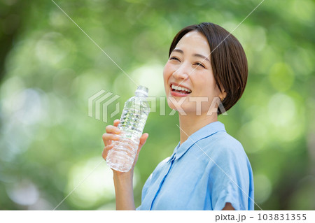 水を飲む女性 熱中症対策 新緑 水を飲む女性 熱中症対策 新緑 103831355