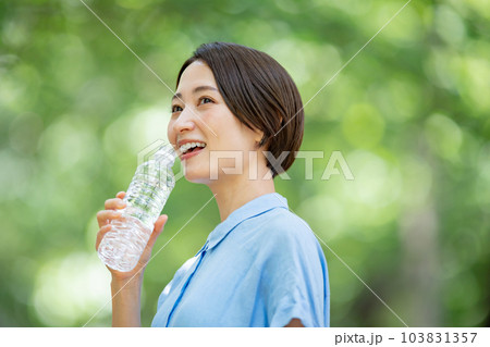 水を飲む女性　熱中症対策　新緑 103831357