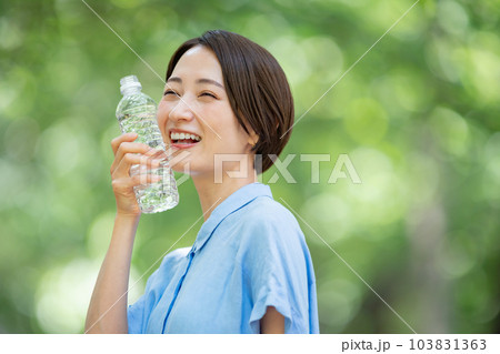 水を飲む女性 熱中症対策 新緑 水を飲む女性 熱中症対策 新緑 103831363
