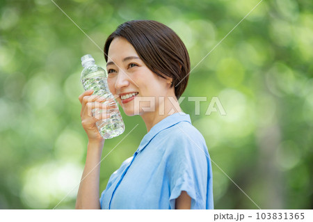 水を飲む女性　熱中症対策　新緑 103831365