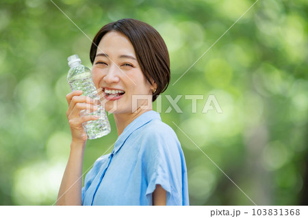 水を飲む女性　熱中症対策　新緑 103831368