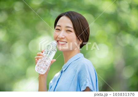 水を飲む女性 熱中症対策 新緑 水を飲む女性 熱中症対策 新緑 103831370