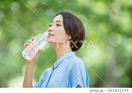 水を飲む女性　熱中症対策　新緑 103831374