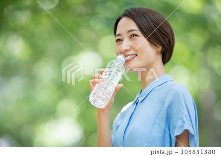 水を飲む女性　熱中症対策　新緑 103831380