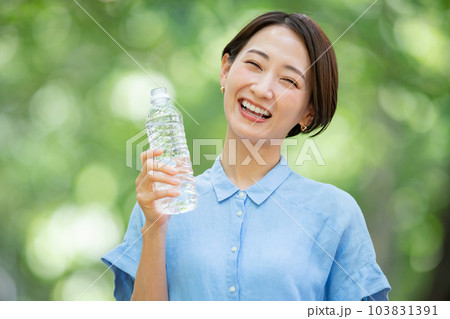 水を飲む女性　熱中症対策　新緑 103831391