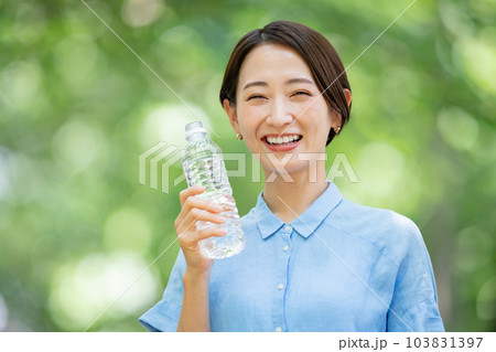 水を飲む女性　熱中症対策　新緑 103831397