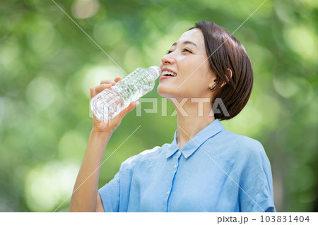 水を飲む女性　熱中症対策　新緑 103831404