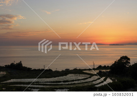 オレンジ色の夕焼け空と棚田 オレンジ色の夕焼け空と棚田 103832031
