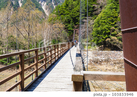 北アルプス涸沢岳の残雪期登山 横尾大橋 北アルプス涸沢岳の残雪期登山 横尾大橋 103833946
