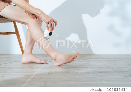 足に脱毛器を使う女性　フットケア　セルフケア 103835454