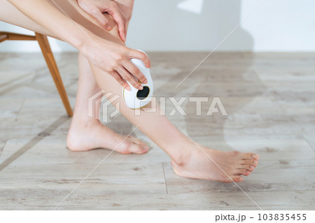 足に脱毛器を使う女性 フットケア セルフケア 足に脱毛器を使う女性 フットケア セルフケア 103835455