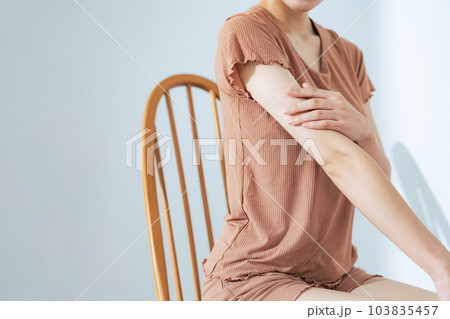 腕のスキンケアをする女性 ハンドケア ボディケア 腕のスキンケアをする女性 ハンドケア ボディケア 103835457