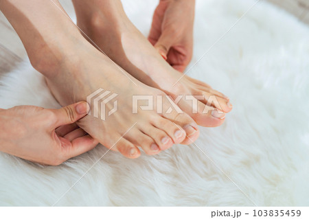 足をマッサージする女性 103835459