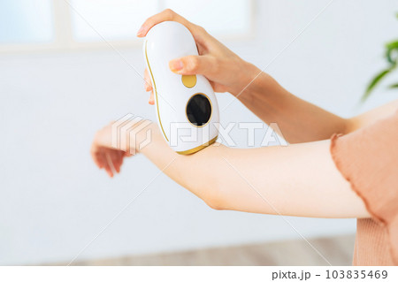 腕に脱毛器を使う女性　ボディケア　セルフケア 103835469