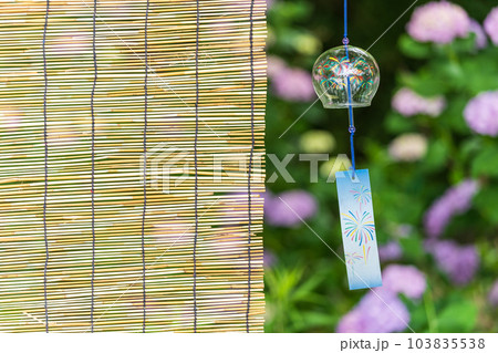 庭先に咲く紫陽花と風鈴 庭先に咲く紫陽花と風鈴 103835538