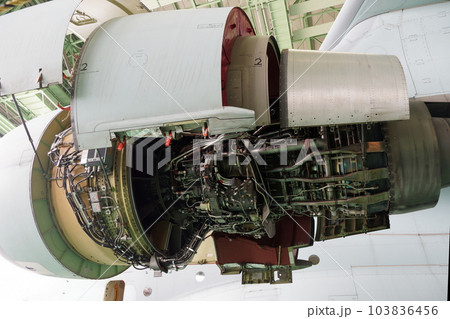 メンテナンス状態の航空機のエンジン 103836456