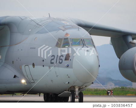 滑走路をタキシングするC-2輸送機の拡大写真 103836457