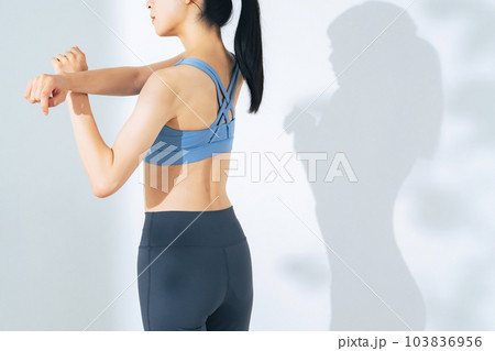 ストレッチする女性イメージ ボディケア ダイエット ストレッチする女性イメージ ボディケア ダイエット 103836956