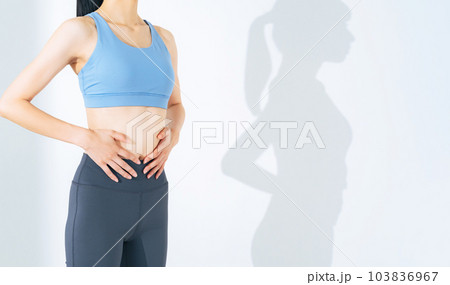 スポーティーで健康的な女性イメージ　ボディケア　ダイエット 103836967