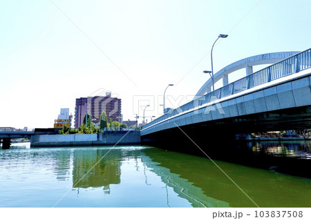 大阪ドーム千代崎港側の岸辺から尻無川にかかる岩松側を見上げる風景　大阪市西区 103837508