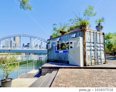 木津川・道頓堀川・尻無川の川の交差点近くにあるお洒落な複合施設タグボート大正の風景 大阪市大正区 木津川・道頓堀川・尻無川の川の交差点近くにあるお洒落な複合施設タグボート大正の風景 大阪市大正区 103837518