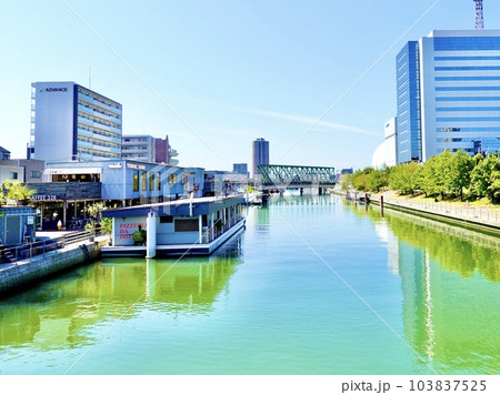 尻無川にかかる岩松橋からタグボート大正側を見た風景 大阪市大正区 尻無川にかかる岩松橋からタグボート大正側を見た風景 大阪市大正区 103837525