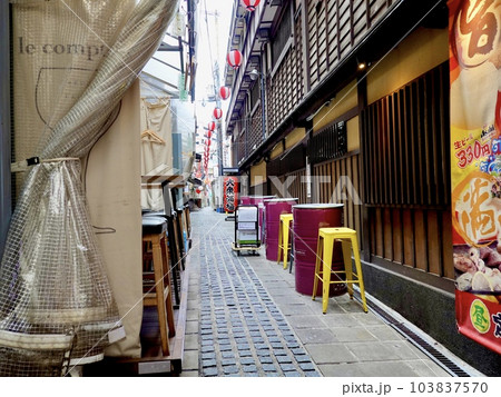 曽根崎お初天神通りから路地を覗いた風景　大阪市北区 103837570