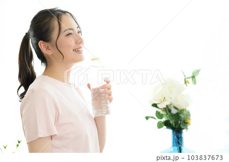 室内で水分補給する女性 103837673