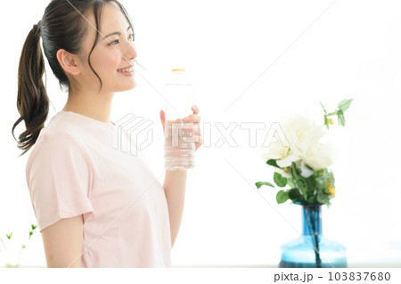 室内で水分補給する女性 103837680