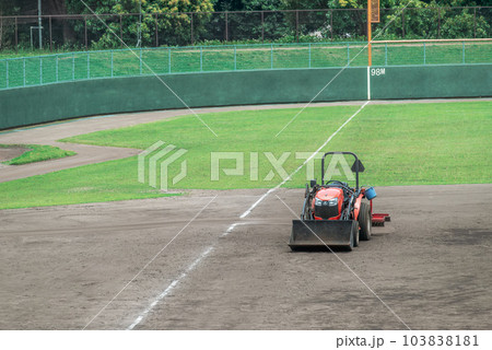 野球場 グランドを整備するトラクター 野球場 グランドを整備するトラクター 103838181