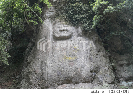晩春の国東半島の熊野磨崖仏 晩春の国東半島の熊野磨崖仏 103838897