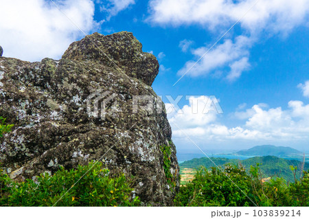 野底岳山頂の巨岩と風景 野底岳山頂の巨岩と風景 103839214