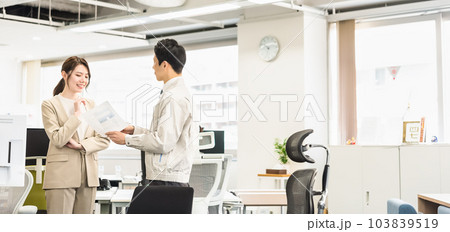 作業着を着た男性とスーツをオフィスカジュアルの女性 作業着を着た男性とスーツをオフィスカジュアルの女性 103839519