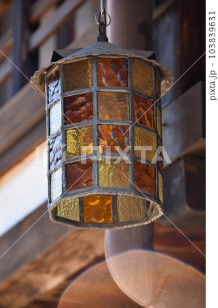 日本家屋とステンドグラスランプ 103839631