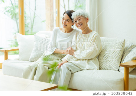 リビング　家族　ミドル　シニア女性 103839642